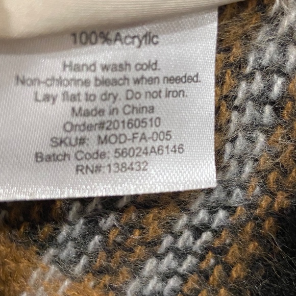 ModCloth Oversized Plaid Blanket Scarf Wrap 60x108 Camel Black White - Picture 4 of 5